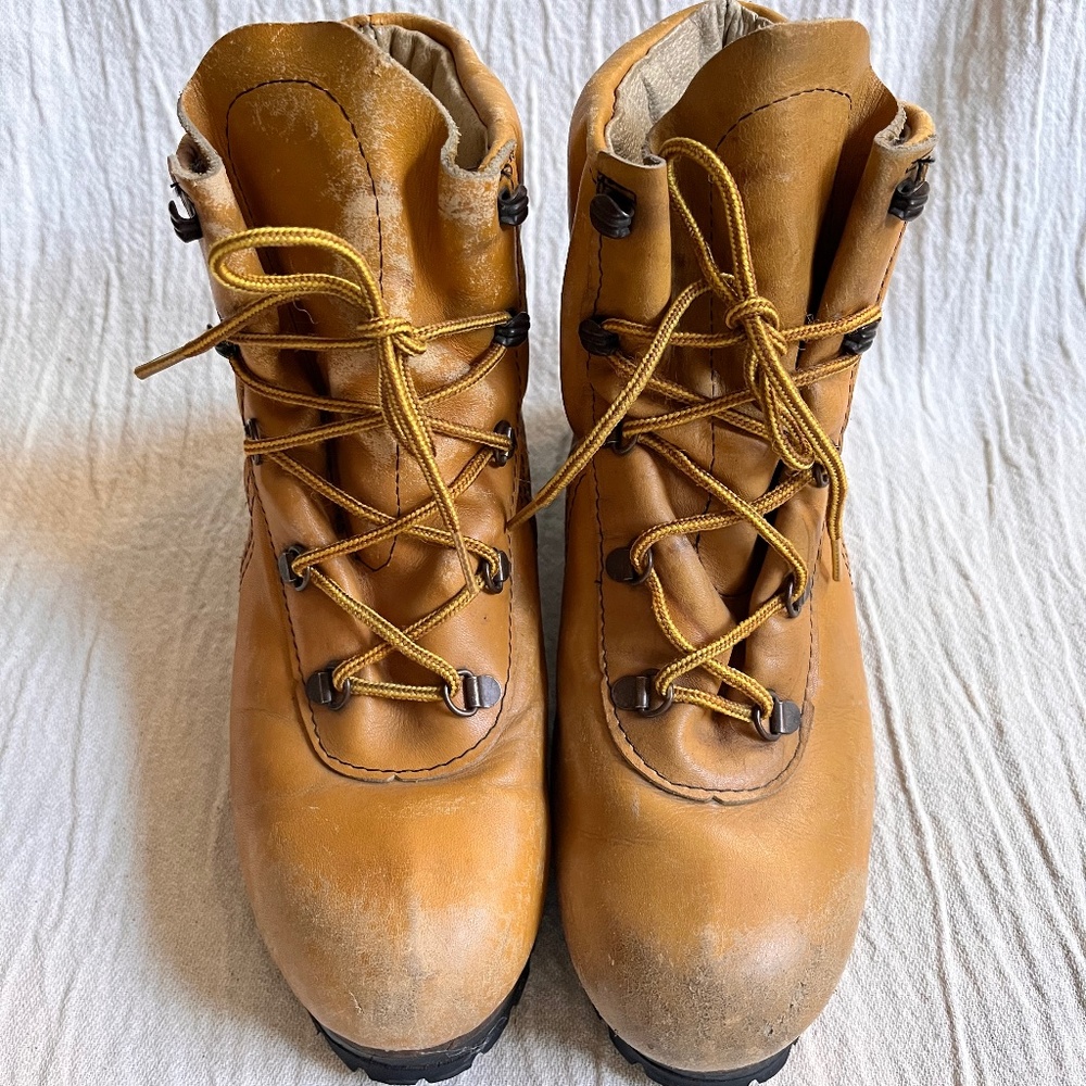 Vintage Maple Leaf Alpine boots